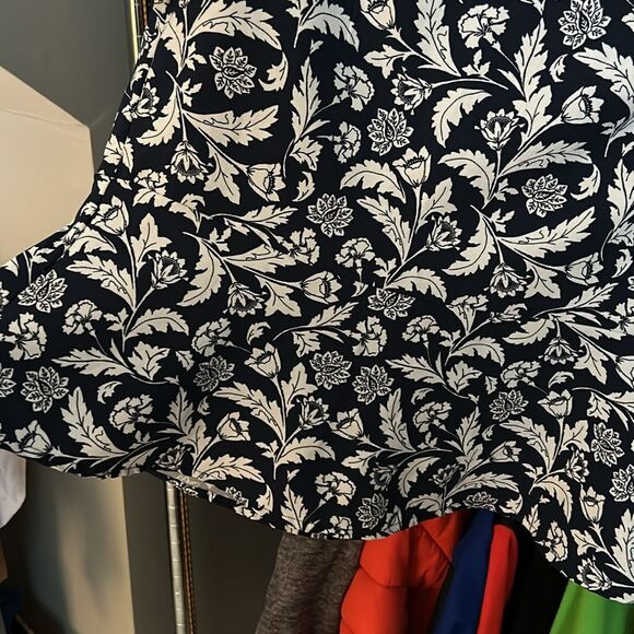 Like New! Women’s Banana Republic Peplum Top - Picture 2 of 4